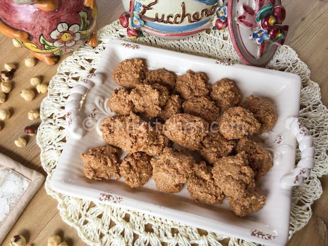Brutti ma buoni, dolcetti a base di meringa e nocciole | Kikakitchen