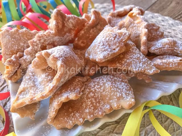 Chiacchiere di Carnevale fragranti, fritte o al forno