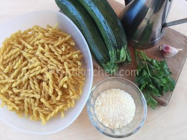 ingredienti pasta con zucchine