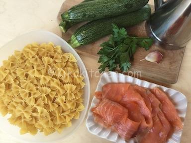 ingredienti pasta salmone e zucchine