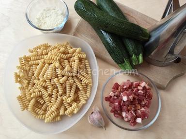 ingredienti pasta zucchine e pancetta