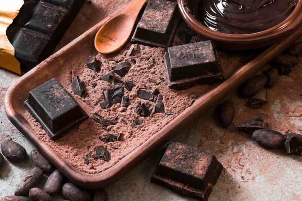 barretta di cioccolato fondente con cacao in polvere e bacche di cacao