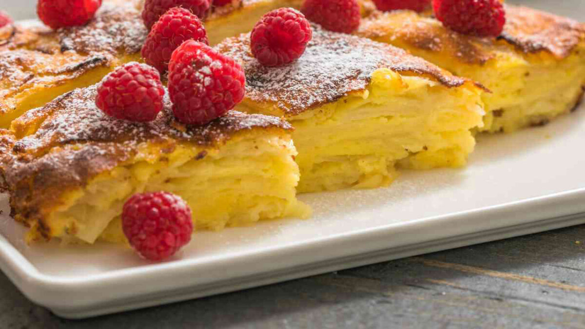 Torta di Mele Invisibile: Ricetta Facile e Leggera Senza Burro e ...